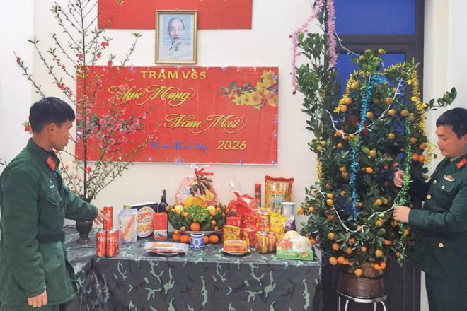 Cán bộ, chiến sĩ Trạm V-65, Đại đội 10, Tiểu đoàn 4, Lữ đoàn 134 (Binh chủng Thông tin liên lạc) trình bày mâm lễ ngày Tết