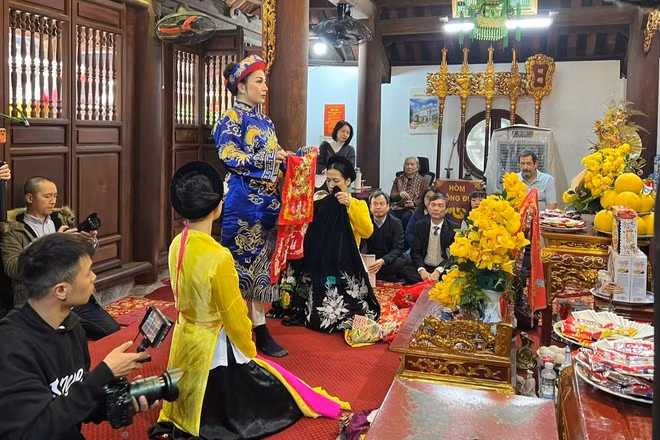 Một buổi Thực hành Tín ngưỡng thờ Mẫu Tam phủ phục vụ công tác nghiên cứu của bạn bè quốc tế. (Ảnh: TC)