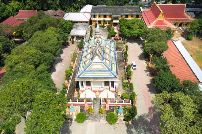 Chùa Hang, xã Châu Thành, tỉnh Vĩnh Long có rừng cây cổ thụ với hệ sinh vật đa dạng thu hút đông đảo du khách tham quan. (Ảnh THỦY NGUYÊN)