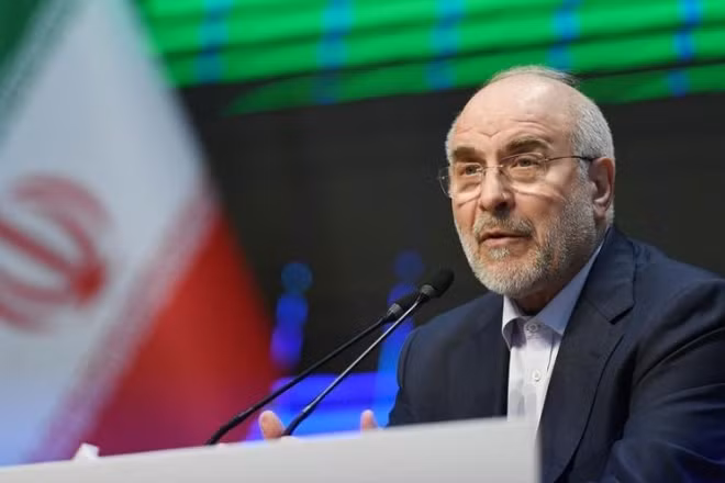 Chủ tịch Quốc hội Iran Mohammad Bagher Ghalibaf phát biểu tại một cuộc họp báo ở Tehran, Iran, tháng 12/2025. (Ảnh: Xinhua/Shadati)
