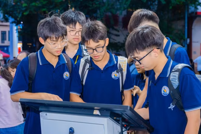 Bạn đọc trẻ tiếp cận công nghệ tại Hội Sách Hà Nội lần thứ 11. (Ảnh: BTC HỘI SÁCH)