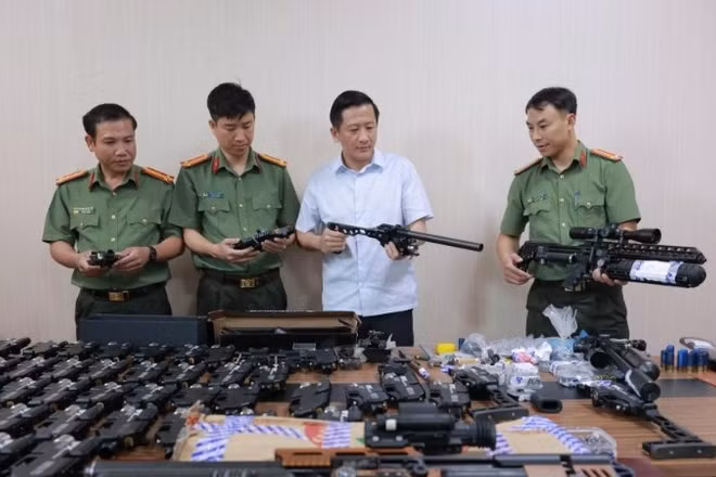 Thượng tá Nguyễn Quốc Hùng, Phó Giám đốc Công an tỉnh (áo trắng) trực tiếp chỉ đạo điều tra, kiểm tra tang vật thu giữ từ vụ án.