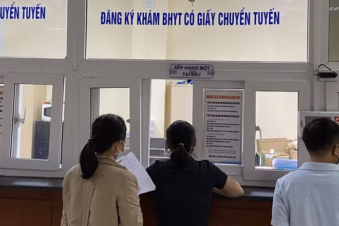 Người dân đăng ký khám, chữa bệnh bằng thẻ bảo hiểm y tế tại bệnh viện. (Ảnh: ĐT)