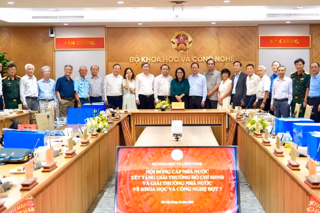 Các thành viên Hội đồng cấp Nhà nước xét tặng Giải thưởng Hồ Chí Minh và Giải thưởng Nhà nước về khoa học và công nghệ đợt 7. (Ảnh: Bộ Khoa học và Công nghệ)