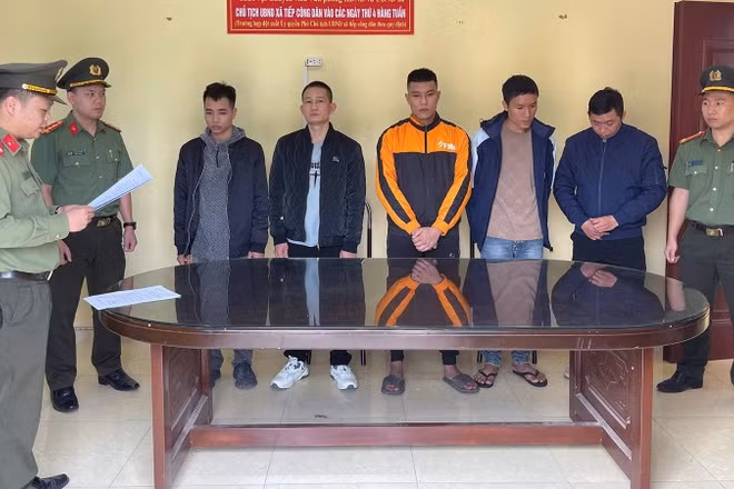 Cơ quan An ninh điều tra, Công an tỉnh Tuyên Quang đọc quyết định khởi tố, bắt tạm giam các đối tượng.