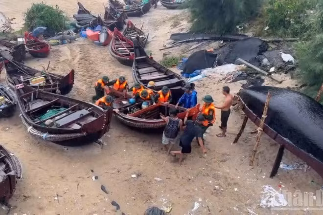 Quân đội giúp ngư dân chuyển phương tiện, tài sản lên nơi an toàn. (Ảnh: QUANG TIẾN) 