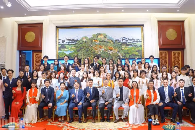Đại sứ Phạm Thanh Bình chụp ảnh lưu niệm với Ban chấp hành Liên chi Đoàn Thanh niên, Hội lưu học sinh và các tân sinh viên Việt Nam tại Bắc Kinh, Trung Quốc.