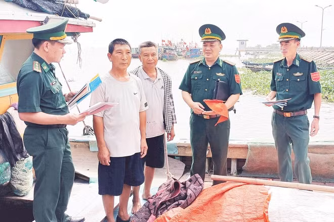Lực lượng Bộ đội Biên phòng tỉnh Hưng Yên phổ biến, tuyên truyền việc thực hiện IUU cho ngư dân.