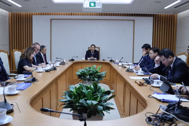 Phó Thủ tướng Thường trực Phạm Gia Túc làm việc với ông Christopher Hudson, Chủ tịch toàn cầu Tập đoàn DMG Events. (Ảnh: VGP/Phương Nguyên)