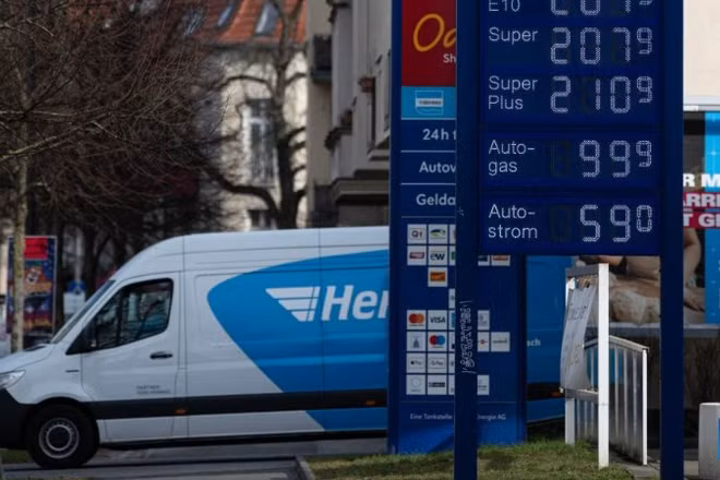 Một chiếc xe rời trạm xăng ở Berlin, Đức, ngày 9/3/2026. (Ảnh: Xinhua)
