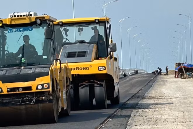 Thi công cầu vượt sông Hồng thuộc tuyến đường ven biển tỉnh Hưng Yên.
