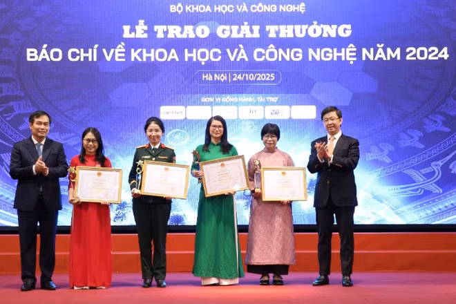Các tác giả đạt giải Nhất nhận giải thưởng.