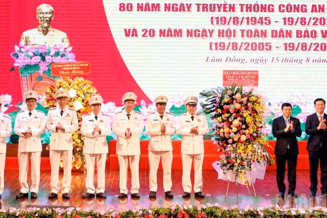 Bí thư Tỉnh ủy Lâm Đồng Y Thanh Hà Niê Kđăm và Chủ tịch Ủy ban nhân dân tỉnh Hồ Văn Mười chúc mừng Ban Giám đốc Công an tỉnh Lâm Đồng nhân lễ kỷ niệm.