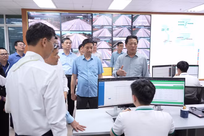 Bộ trưởng Xây dựng Trần Hồng Minh thăm Trung tâm Kỹ thuật và Công nghệ đường bộ phía bắc, nơi đang nghiên cứu, ứng dụng các giải pháp công nghệ phục vụ quản lý và điều hành giao thông
