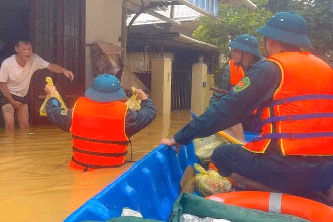 Lực lượng vũ trang địa phương vẫn ngày đêm có mặt ở những nơi khó khăn nhất, nơi người dân đang oằn mình chống chọi với nước bạc nhiều ngày liền.