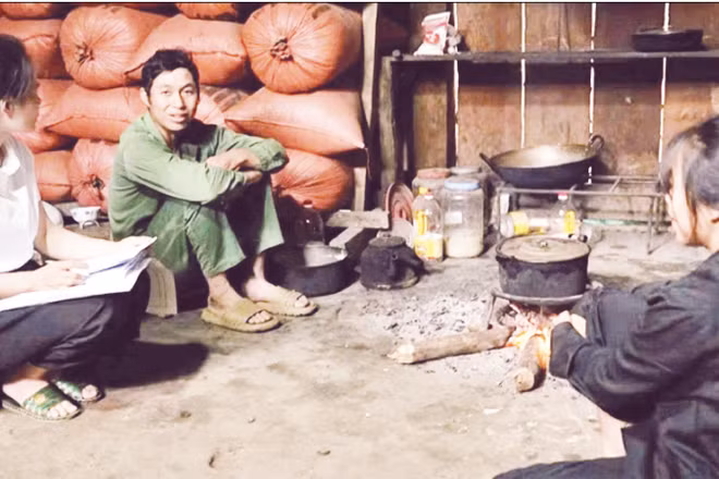 Trợ giúp viên pháp lý Trung tâm trợ giúp pháp lý tỉnh Lào Cai tư vấn quy định pháp luật về đất đai cho người dân. (Ảnh: KIỀU OANH)