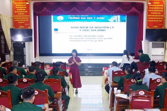 Trang bị kiến thức y học gia đình và quản lý bệnh mãn tính cho quân y và y tế cơ sở khu vực biên giới.