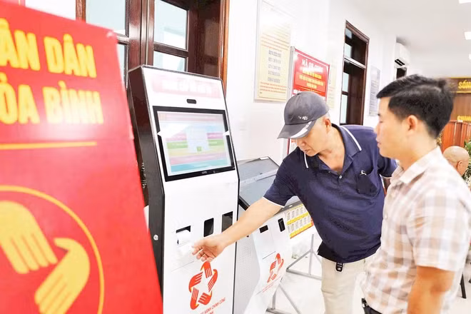Người dân đến làm thủ tục hành chính tại phường Hòa Bình, tỉnh Phú Thọ.