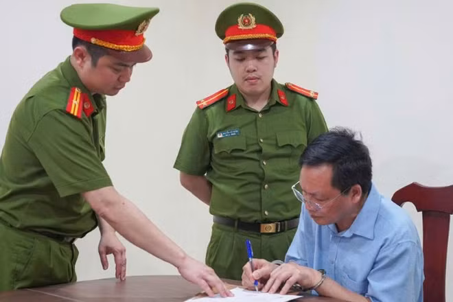 Giám đốc Trung tâm trợ giúp xã hội tỉnh Phú Thọ Vũ Doanh Nam tại cơ quan điều tra.