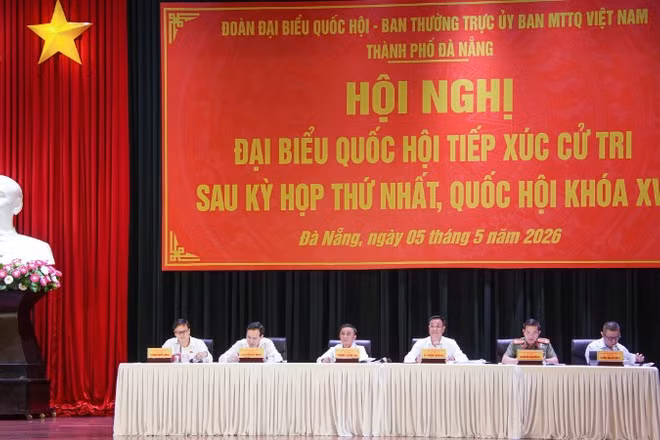 Đồng chí Trần Cẩm Tú, Ủy viên Bộ Chính trị, Thường trực Ban Bí thư, đại biểu Quốc hội khóa XVI đơn vị thành phố Đà Nẵng dự hội nghị tiếp xúc cử tri .