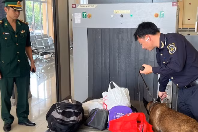 Lực lượng Hải quan kiểm tra, kiểm soát hàng hoá tại các cửa khẩu. (Ảnh: MINH PHƯƠNG)