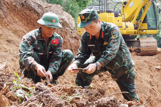 Đội tìm kiếm, quy tập hài cốt liệt sĩ khảo sát, tìm kiếm các vị trí nghi có hài cốt liệt sĩ tại bình độ 300, thôn Giang Nam, xã Thanh Thủy. (Ảnh: Cộng tác viên)