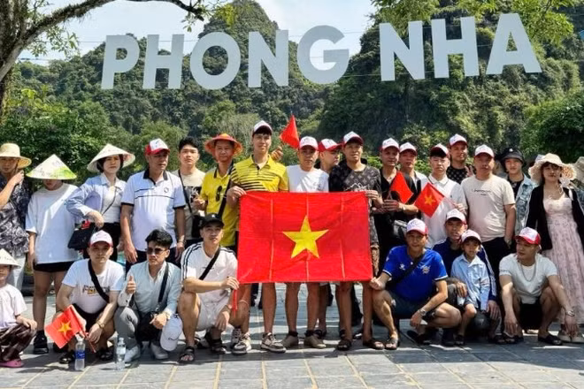 Khách du lịch tham quan động Phong Nha, tỉnh Quảng Trị.