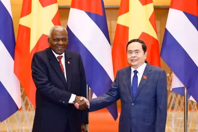 Chủ tịch Quốc hội Trần Thanh Mẫn và Chủ tịch Quốc hội Chính quyền nhân dân, Chủ tịch Hội đồng Nhà nước Cộng hòa Cuba Esteban Lazo Hernandez. (Ảnh: TTXVN)