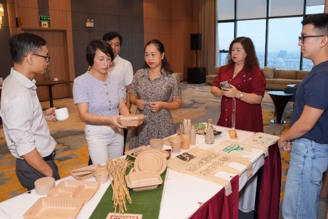Các sản phẩm nhựa sinh học của BUYO Bioplastics được sản xuất từ phụ phẩm nông nghiệp và công nghiệp như bã bia, bã mía.