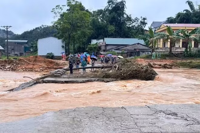 Mưa lớn gây xói mất đường dẫn ngầm phía đầu tuyến Ngầm Bản Lề Km28+800/ĐT.235B tỉnh Lạng Sơn. (Ảnh: Sở Xây dựng Lạng Sơn cung cấp)
