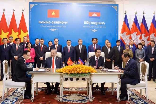 Ký kết Thoả thuận hợp tác giữa Bộ Ngoại giao Việt Nam và Ban Đối ngoại Trung ương Đảng Nhân dân Campuchia. (Ảnh: Thống Nhất/TTXVN)