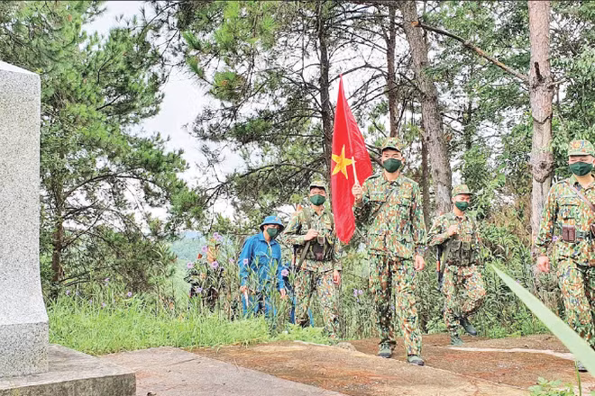Cán bộ, chiến sĩ Đồn Biên phòng Chi Lăng phối hợp dân quân tự vệ tổ chức tuần tra bảo vệ đường biên, mốc giới.