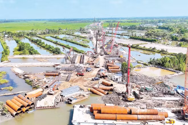 Nhờ đồng thuận của nhân dân, công trường đường cao tốc Cà Mau-Đất Mũi (đoạn ngang khu vực xã Cái Nước, tỉnh Cà Mau) có mặt bằng sạch để đẩy nhanh tiến độ.