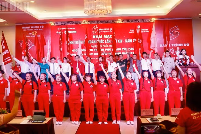 Đại biểu phát động chương trình Hành trình Đỏ lần thứ 14. 