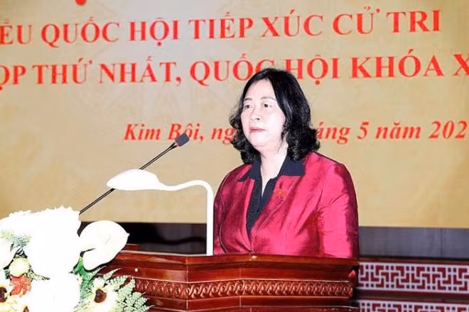Đồng chí Bùi Thị Minh Hoài phát biểu tại hội nghị.