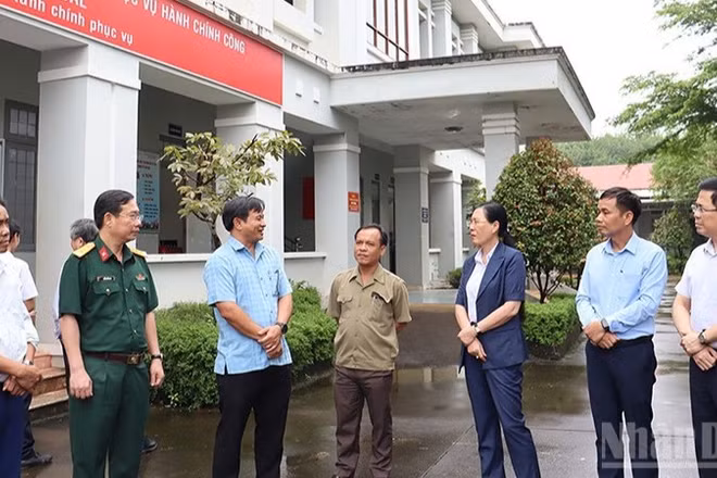 Lãnh đạo tỉnh Quảng Ngãi tìm hiểu tình hình hoạt động của Trung tâm Phục vụ hành chính công xã biên giới Ia Đal.