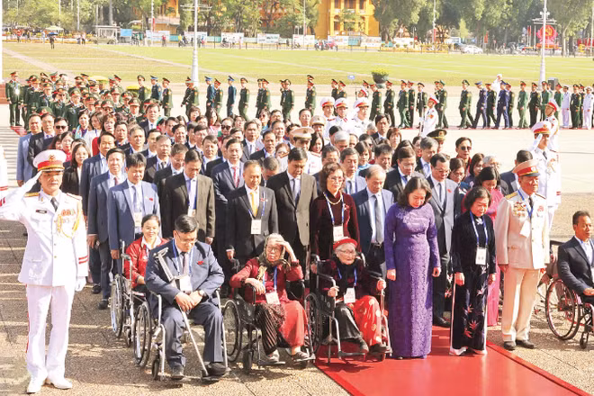 Phó Chủ tịch nước Võ Thị Ánh Xuân cùng các đại biểu thành kính tưởng niệm Chủ tịch Hồ Chí Minh. (Ảnh MỸ HÀ)
