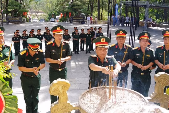 Trung tướng Hà Thọ Bình, Tư lệnh Quân khu 4 và đoàn công tác dâng hương tại Nghĩa trang liệt sĩ quốc gia Trường Sơn.