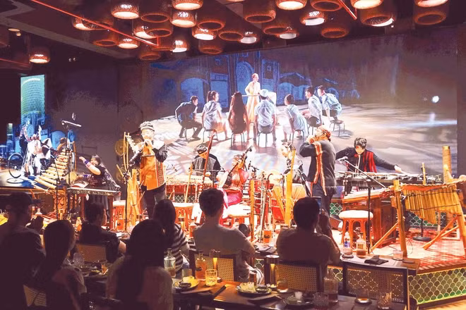 Chương trình nghệ thuật dân tộc Chào Show thu hút nhiều du khách đến thưởng thức âm nhạc và ẩm thực Việt Nam (Ảnh MẠNH HẢO)