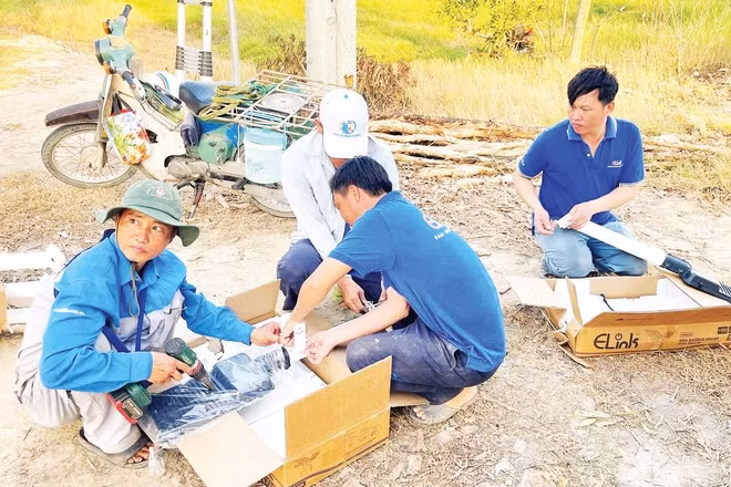 Công nhân lắp ráp đèn năng lượng mặt trời để thắp sáng đường tuần tra biên giới tỉnh Tây Ninh.