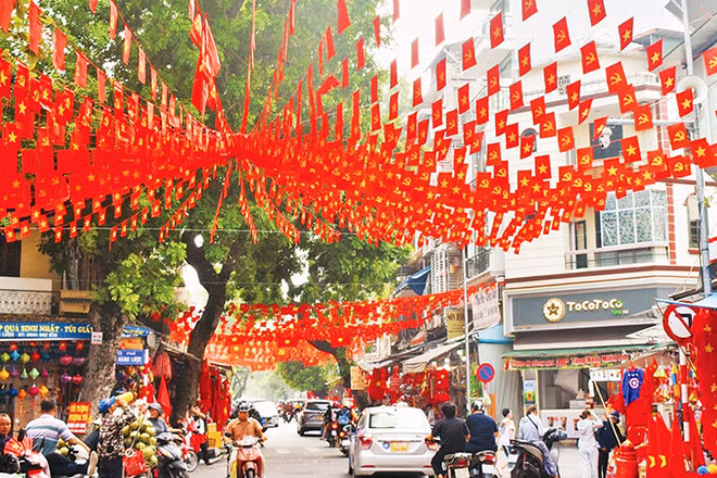 Đường phố Hà Nội trang trí rực rỡ cờ hoa mừng Quốc khánh. (Ảnh: GIANG NAM)