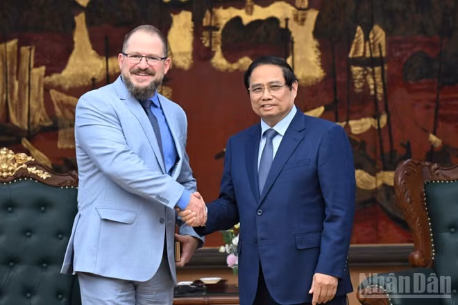 Thủ tướng Phạm Minh Chính và ông Cristiano Amon, Chủ tịch kiêm Tổng Giám đốc điều hành Tập đoàn Qualcomm. (Ảnh: TRẦN HẢI)