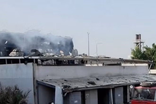 Nhà máy điện bị phá hủy sau cuộc không kích của Israel tại Sanaa, Yemen. (Ảnh: THX/TTXVN)