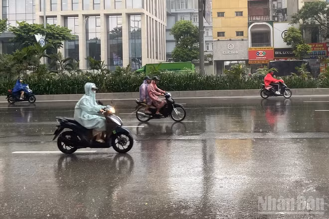 Dự báo khu vực Hà Nội có mưa rào và dông rải rác. (Ảnh minh họa: Đ.T)
