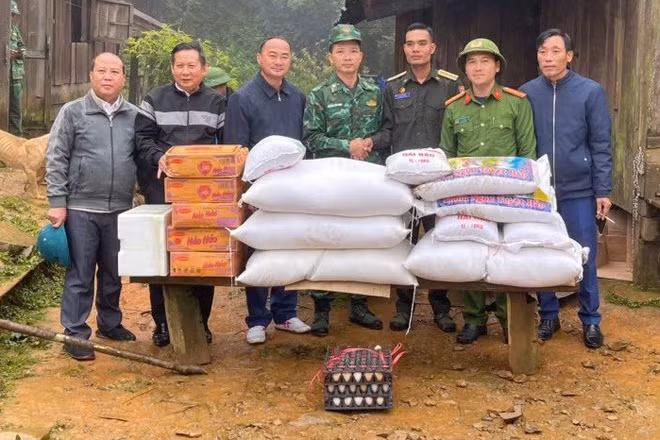 Hỗ trợ lương thực, thực phẩm cho lực lượng bảo vệ biên giới nước bạn Lào bị cô lập nhiều ngày do nước lũ.