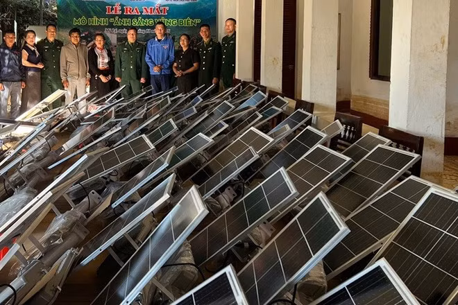 Lãnh đạo Đồn Biên phòng Mỹ Lý và địa phương trong lễ ra mắt mô hình “Ánh sáng vùng biên”.