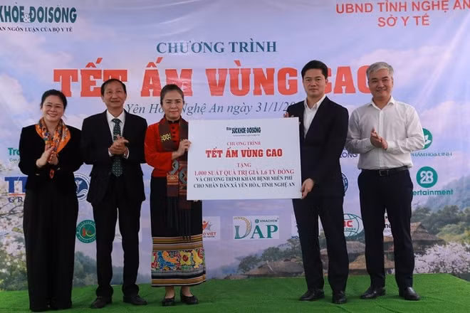 Tại Chương trình "Tết ấm vùng cao", Báo Sức khỏe & Đời Sống trao tặng quà cho bà con xã Yên Hòa với tổng trị giá khoảng 1,6 tỷ đồng.