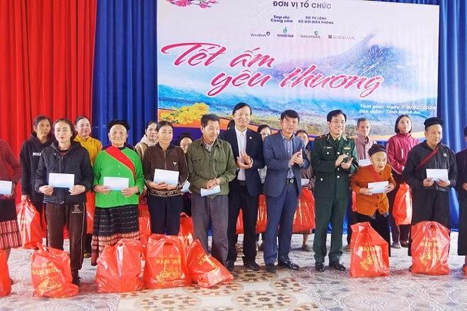 Phó Tổng Biên tập Tạp chí Cộng sản Nguyễn Ngọc Hà, và Thiếu tướng , Phó Chính ủy Bộ đội Biên phòng, Vũ Quốc Quân tặng quà cho đồng bào nghèo xã Môn Sơn.