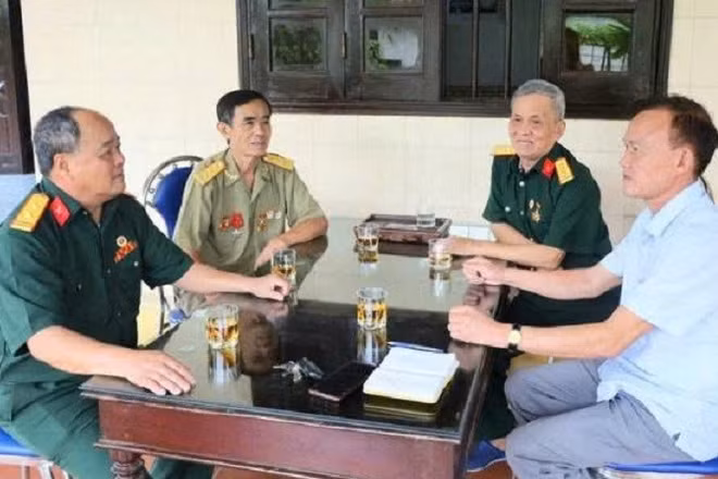 Nhân chứng lịch sử ở xã Hưng Nguyên Nam nói chuyện về ngày Đại thắng 30/4 hào hùng.
