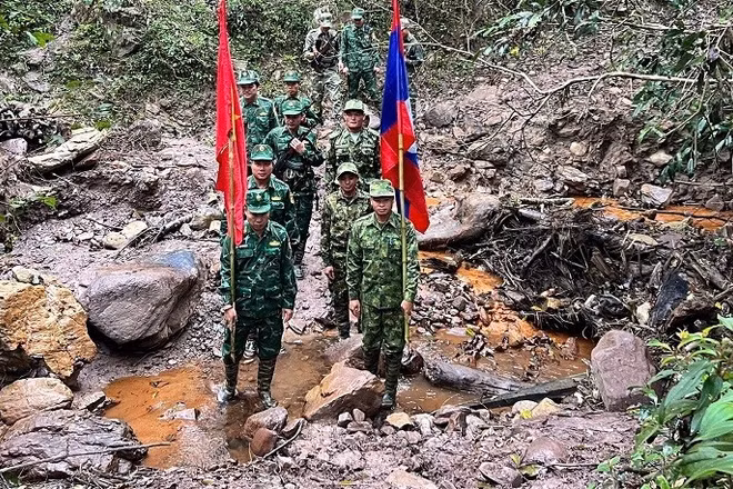 Đội hình tuần tra song phương hai nước vượt địa hình hiểm trở.
